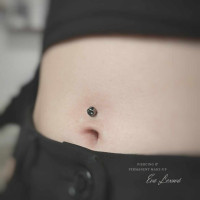 /album/fotogalerie-piercing/floating-navel-piercing-jpg/